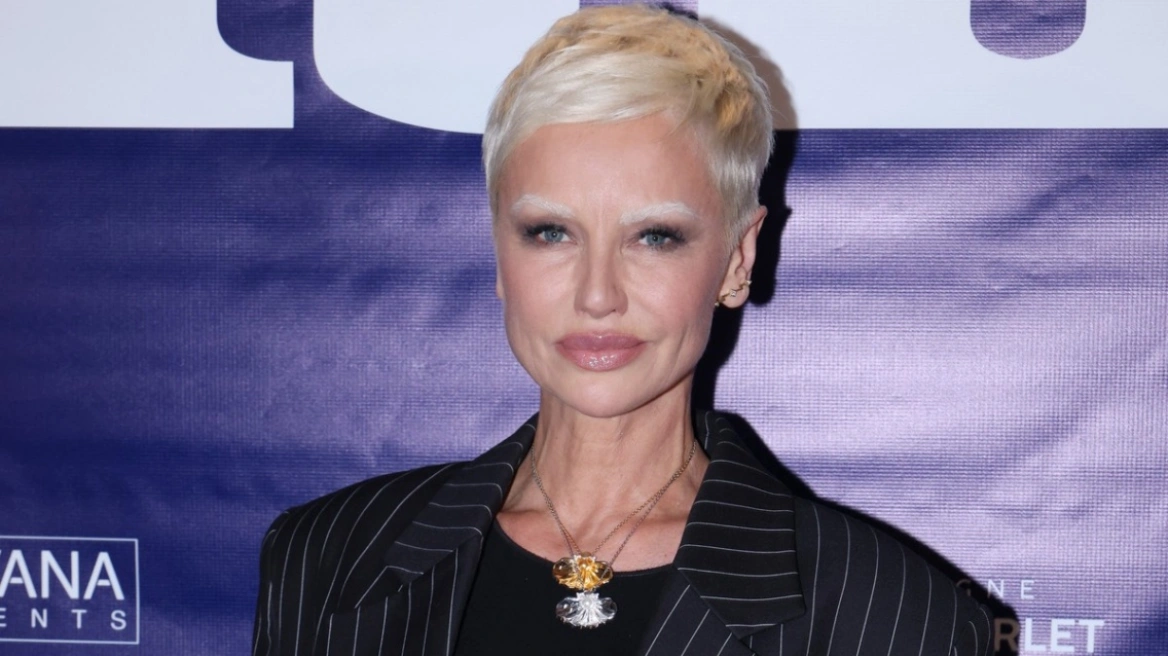 Αντριάνα Σκλεναρίκοβα: Νέα εμφάνιση με κοντά μαλλιά και πλατινέ φρύδια