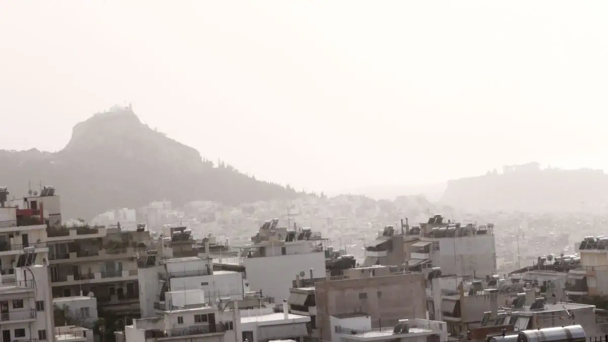 Λασποβροχές στην Ελλάδα λόγω αφρικανικής σκόνης από Λιβύη και Αίγυπτο – Τι πρέπει να προσέξετε