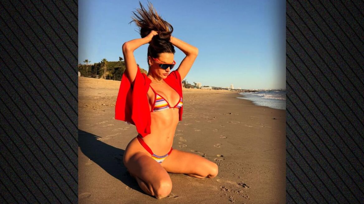 Η Αλεσάντρα Αμπρόσιο εντυπωσιάζει με πολύχρωμο μπικίνι σε παραλία του Μαλιμπού Η Αλεσάντρα Αμπρόσιο εντυπωσιάζει με πολύχρωμο μπικίνι σε παραλία του Μαλιμπού