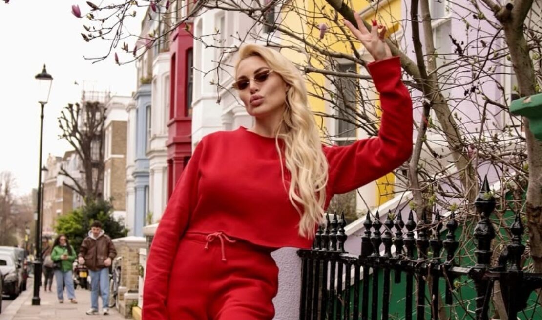 Η Αλεξάνδρα Παναγιώταρου απολαμβάνει το Νότινγκ Χιλ – Δείτε τις φωτογραφίες