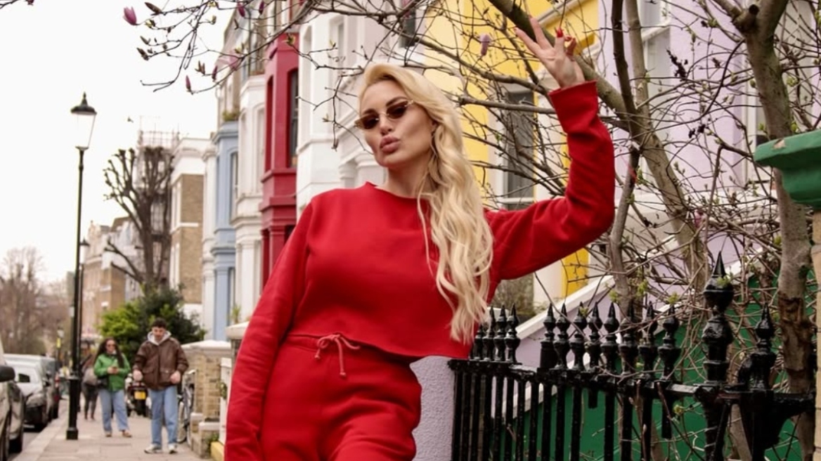 Η Αλεξάνδρα Παναγιώταρου απολαμβάνει το Νότινγκ Χιλ – Δείτε τις φωτογραφίες