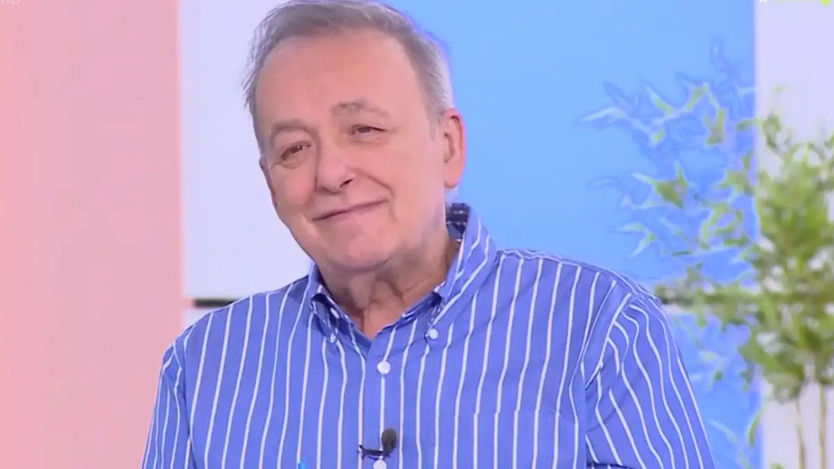 Ο Ανδρέας Μικρούτσικος «πειράζει» τη Φαίη Σκορδά: «Να σου φέρω δώρο από τη συλλογή Τσαγκαράκη;»