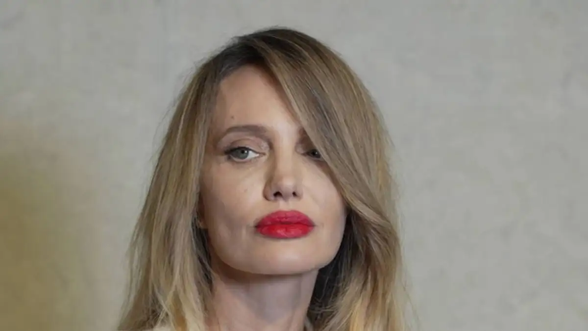 Η Αντζελίνα Τζολί εντυπωσιάζει στη Σανγκάη με λευκή μεταξωτή ρόμπα και κατακόκκινο κραγιόν