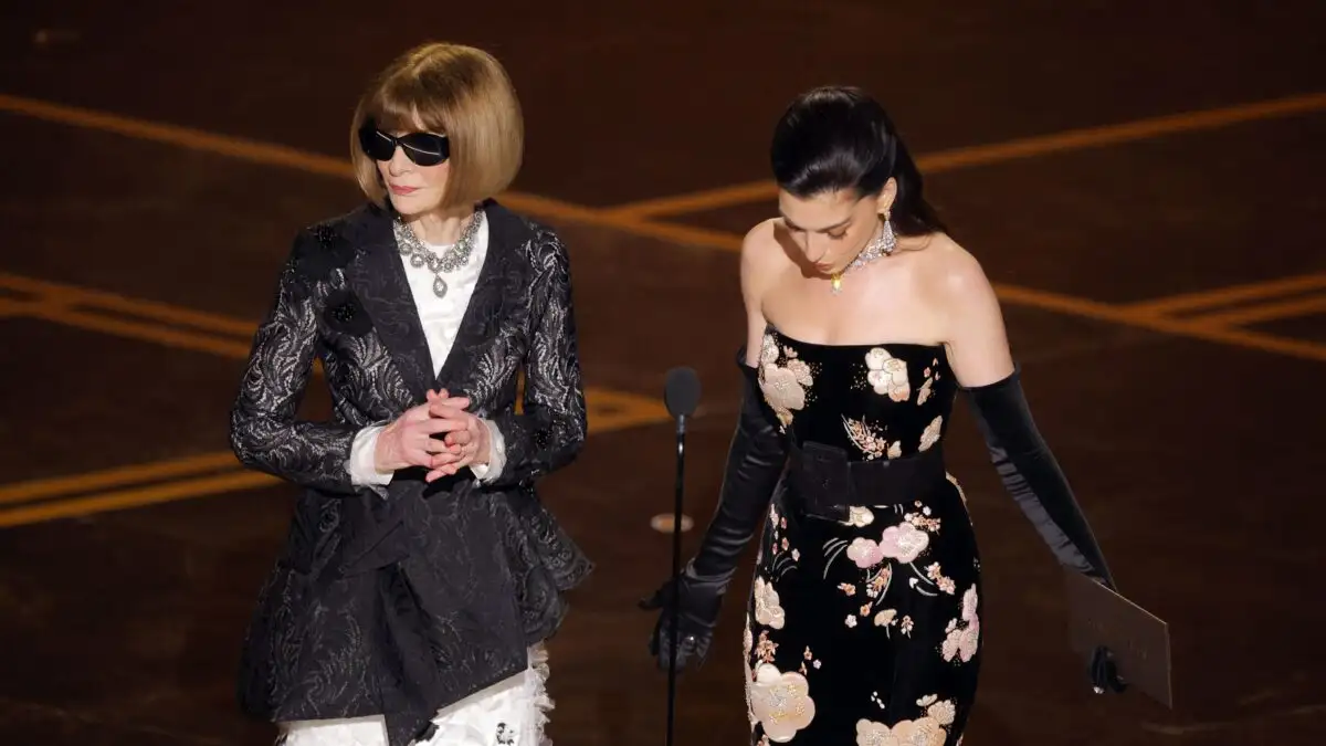 Όσκαρ 2026: Η Άννα Γουίντουρ τρολάρει την Αν Χάθαγουεϊ με αναφορά στον «Διάβολο που φοράει Prada» Όσκαρ 2026: Η Άννα Γουίντουρ τρολάρει την Αν Χάθαγουεϊ με αναφορά στον «Διάβολο που φοράει Prada»