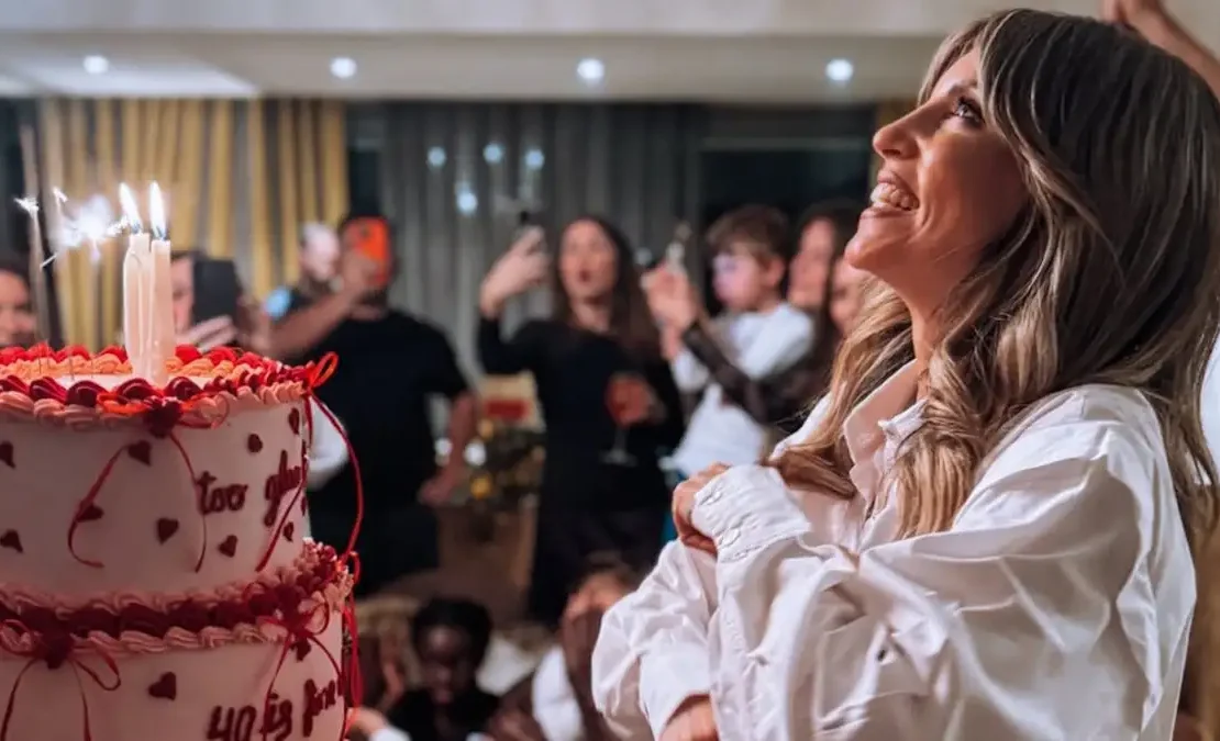 Η Αθηνά Οικονομάκου γιόρτασε τα 40 με εντυπωσιακό πάρτι – Μαζί της ο Μπρούνο Τσερέλα