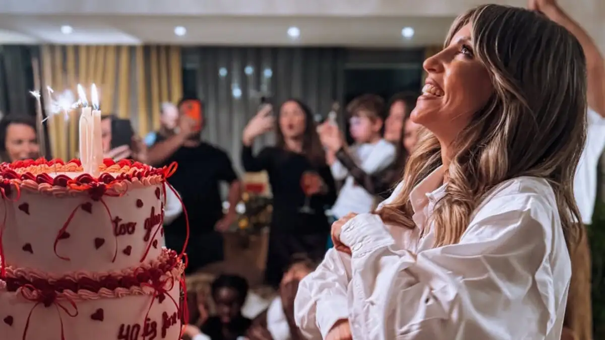 Η Αθηνά Οικονομάκου γιόρτασε τα 40 με εντυπωσιακό πάρτι – Μαζί της ο Μπρούνο Τσερέλα