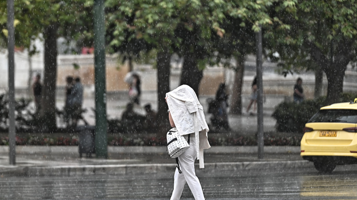 Καιρός σήμερα: Βροχές, διαστήματα ηλιοφάνειας και θερμοκρασία έως 19°C