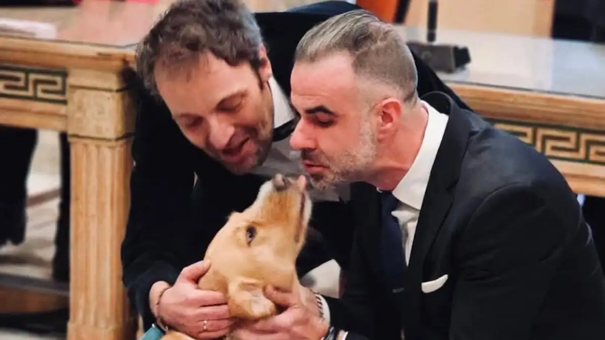 Αύγουστος Κορτώ: Δύο χρόνια γάμου με τον σύζυγό του και δημόσια εξομολόγηση αγάπης