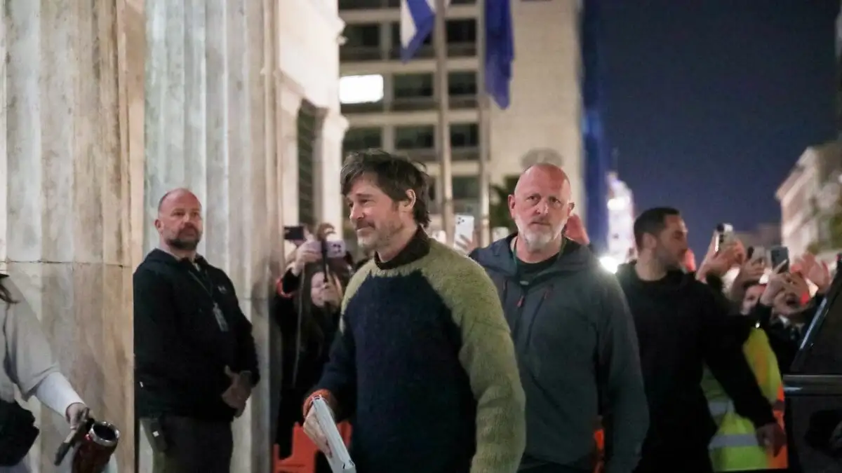 Θερμή υποδοχή στον Brad Pitt κατά την αποχώρησή του από το Athens City Hall