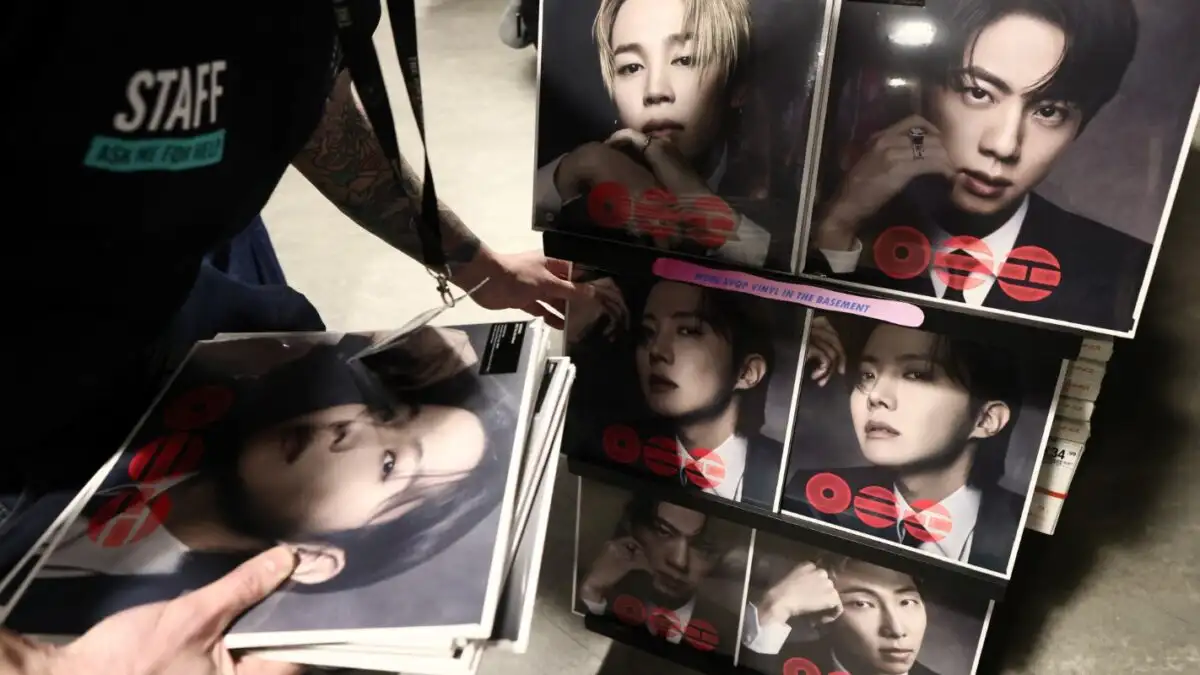 Νότια Κορέα: Περίπου 260.000 θαυμαστές στη Σεούλ για την επιστροφή των BTS Νότια Κορέα: Περίπου 260.000 θαυμαστές στη Σεούλ για την επιστροφή των BTS