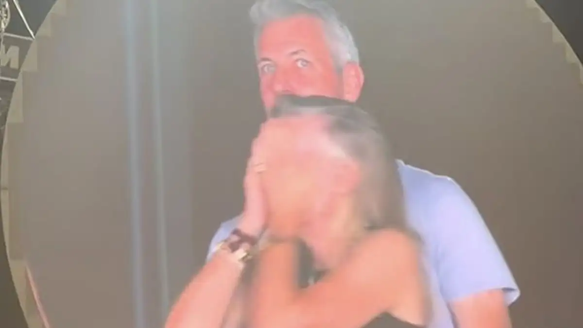 Η Κρίστιν Κάμποτ απαντά για το viral στιγμιότυπο στους Coldplay: «Ήταν εκεί και ο εν διαστάσει σύζυγός μου»