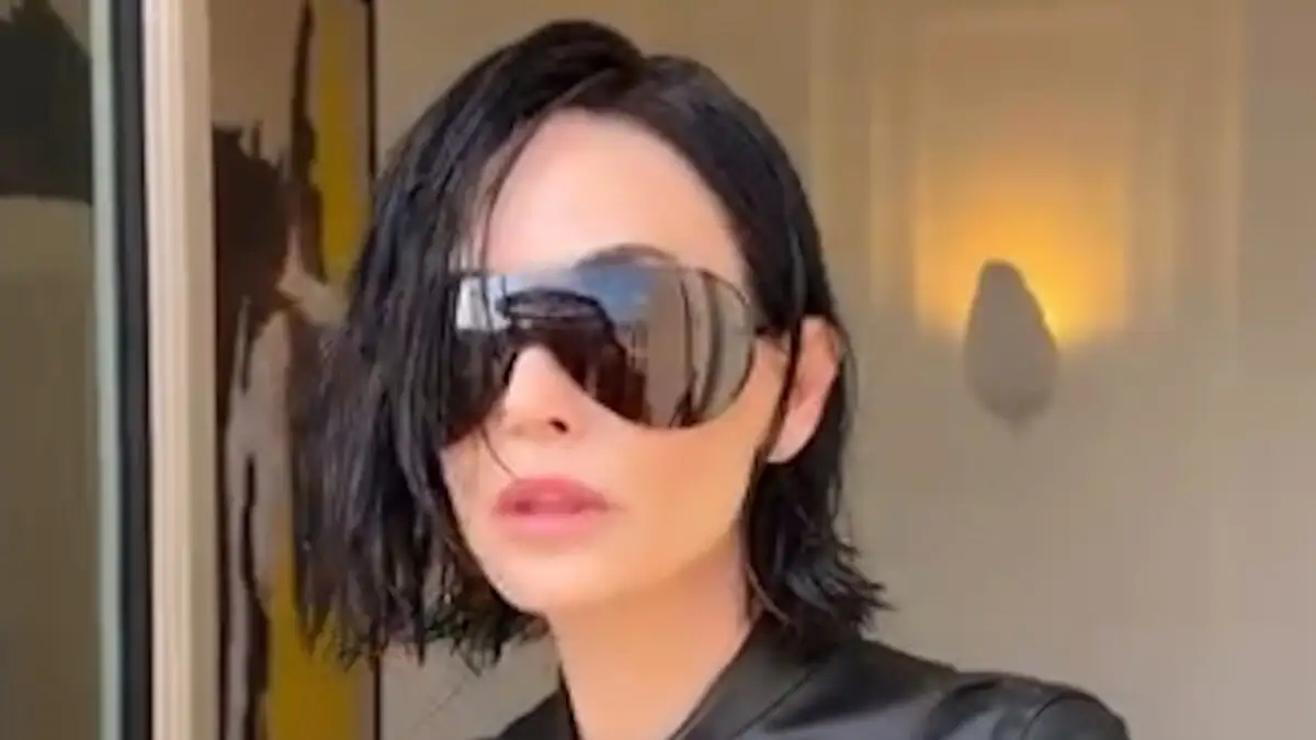 Εντυπώσεις και συζητήσεις για την Ντέμι Μουρ στην Εβδομάδα Μόδας του Μιλάνου – Οι διαδικτυακές αντιδράσεις και τα σχόλια