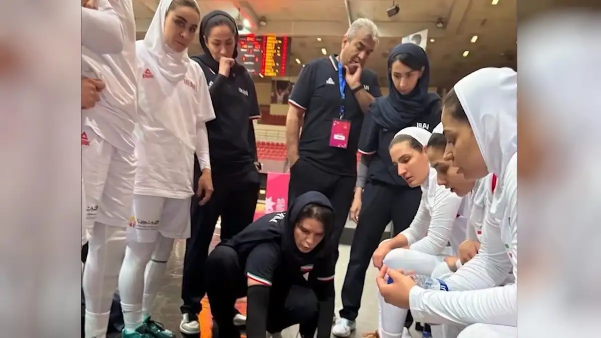 Συγκλονίζει η Ελένη Καπογιάννη: «Στην εθνική μπάσκετ γυναικών του Ιράν δεν βγάζει ποτέ το χιτζάμπ»