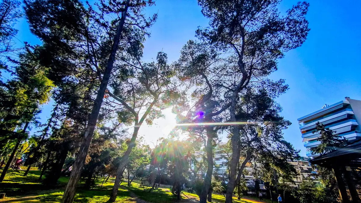 Καιρός: Ηλιοφάνεια με νεφώσεις σήμερα – Πού υπάρχει πιθανότητα για βροχές