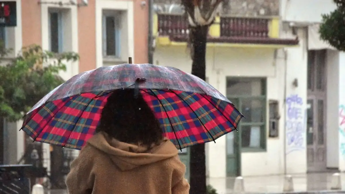 Καιρός σήμερα: Λασποβροχές, ισχυροί άνεμοι έως 7 μποφόρ και χιονοπτώσεις στα ορεινά