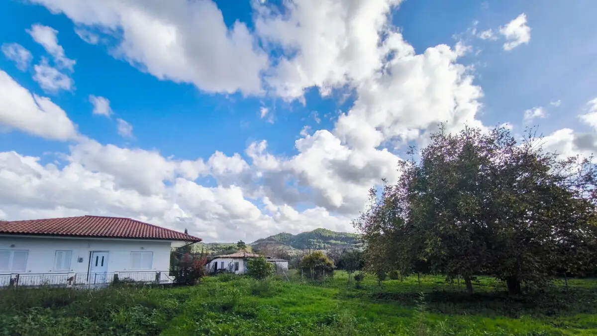 Καιρός: Ηλιοφάνεια και παροδικές νεφώσεις σήμερα – Βροχές κατά τόπους στα δυτικά