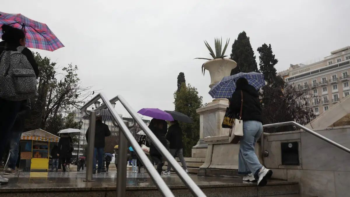 Καιρός: Βροχές και ισχυροί άνεμοι σε όλη τη χώρα – Πτώση της θερμοκρασίας τις επόμενες ώρες