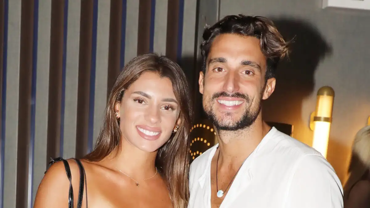 Μαριαλένα Ρουμελιώτη και Σάκης Κατσούλης έκαναν βόλτα με παιδικό καρότσι πριν τη γέννηση του παιδιού τους