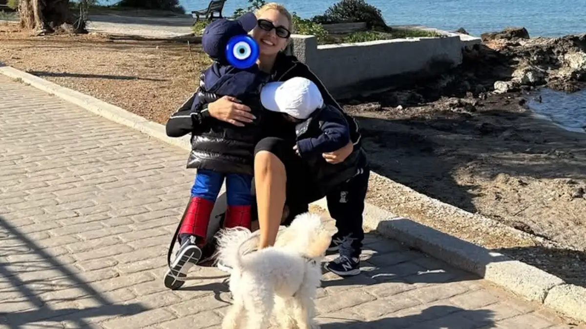 Κωνσταντίνα Σπυροπούλου: Οικογενειακή βόλτα δίπλα στη θάλασσα με τους γιους της