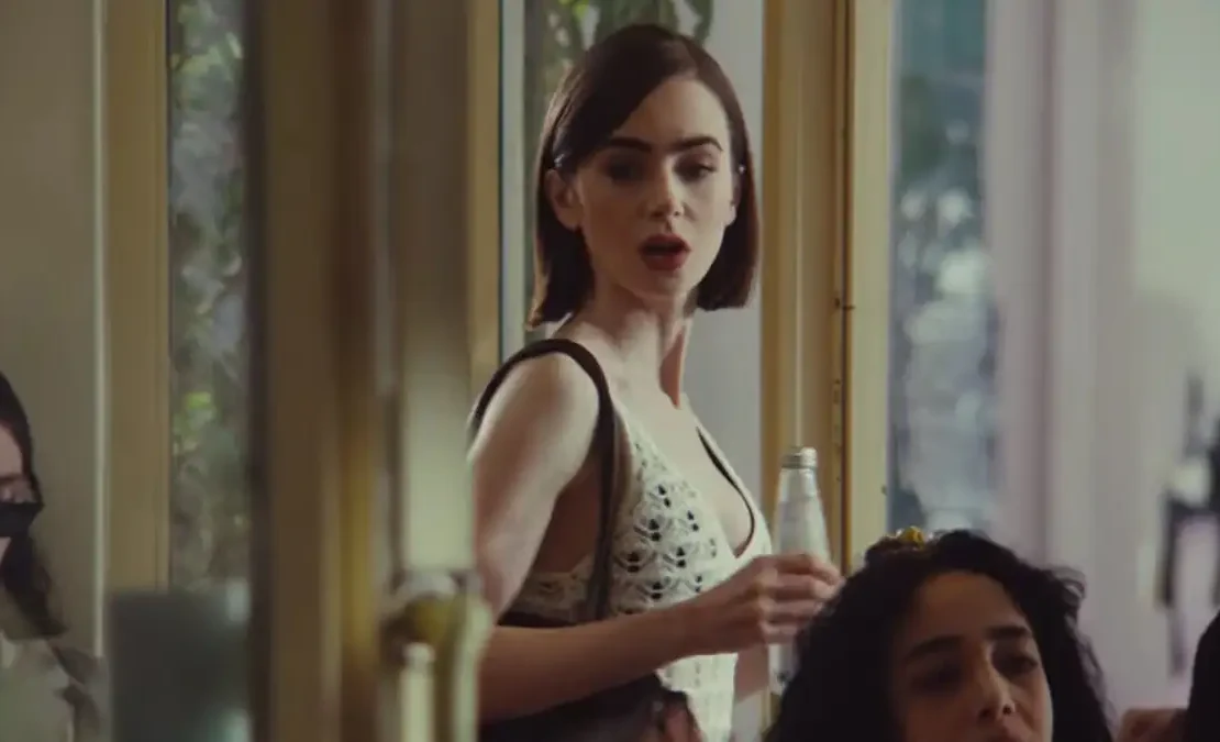 Λίλι Κόλινς: Κυκλοφόρησε η διαφήμιση που γυρίστηκε σε Πετράλωνα και Νέα Μάκρη