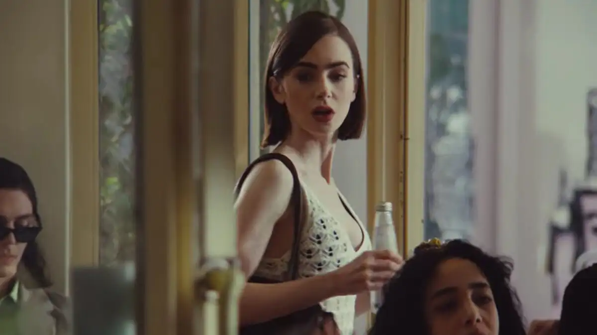 Λίλι Κόλινς: Κυκλοφόρησε η διαφήμιση που γυρίστηκε σε Πετράλωνα και Νέα Μάκρη