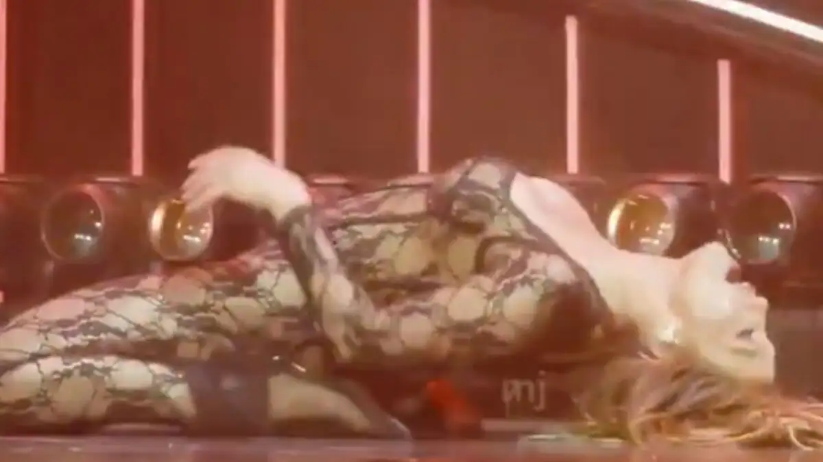 Η Τζένιφερ Λόπεζ απαντά στους επικριτές με εντυπωσιακό look και κερδίζει την αποθέωση