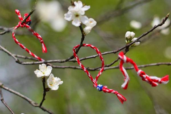 Μάρτης: Το έθιμο του βραχιολιού που σηματοδοτεί τον ερχομό της άνοιξης
