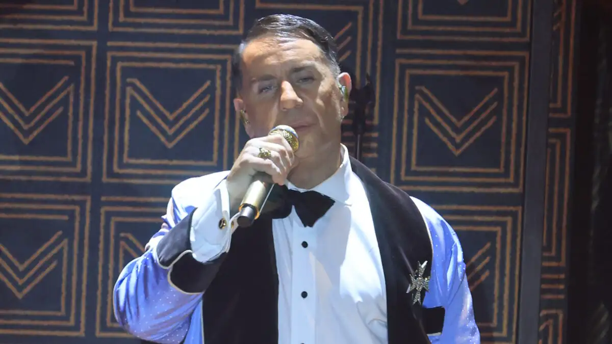 Απρόοπτο στη σκηνή για τον Γιώργο Μαζωνάκη – Λουλούδια τον βρήκαν σε ευαίσθητο σημείο