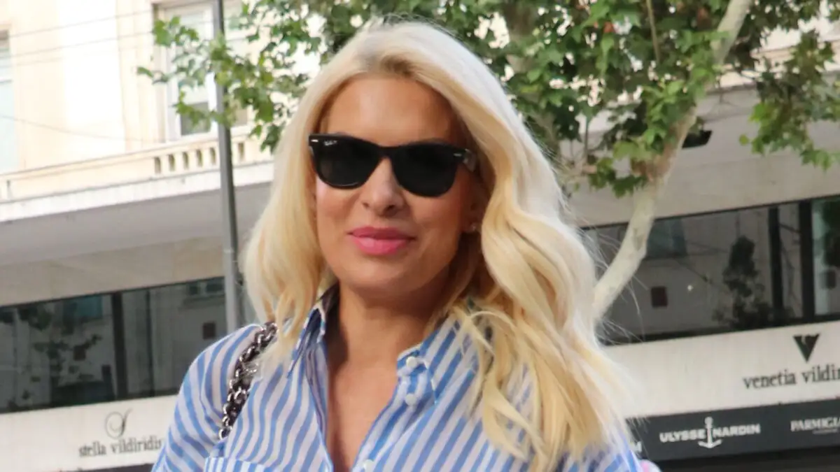 Ελένη Μενεγάκη σε δημοσιογράφους για την τηλεοπτική της επιστροφή: «Πηγαίνετε σπίτι σας, είναι βράδυ»