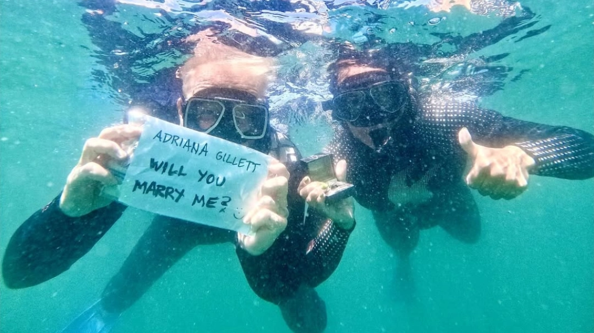 Ρομαντική πρόταση γάμου με φόντο… καρχαρίες από τον Τζέιμς Χέτφιλντ