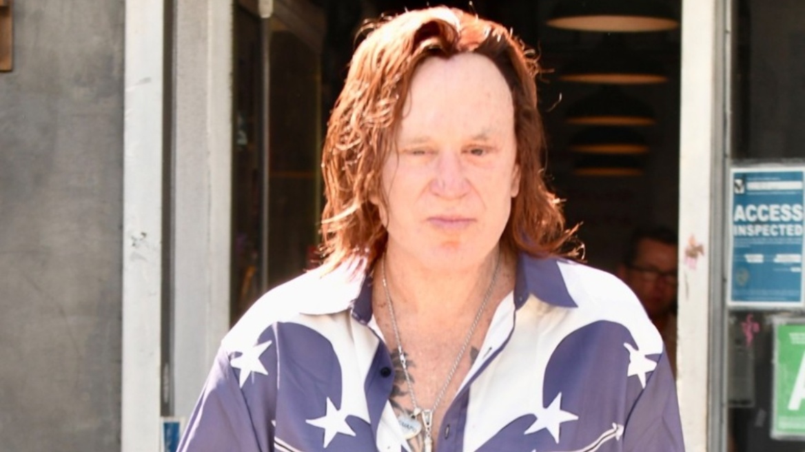 Μίκι Ρουρκ: Με κόκκινα μαλλιά και καουμπόικο look μετά την έξωσή του από το σπίτι