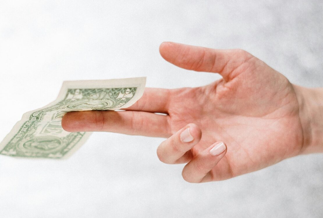 Γιατί η Φιλανθρωπία Είναι το Πιο Επικερδές Εμπόριο Ματαιοδοξίας;- της Νίκης Καταφελή