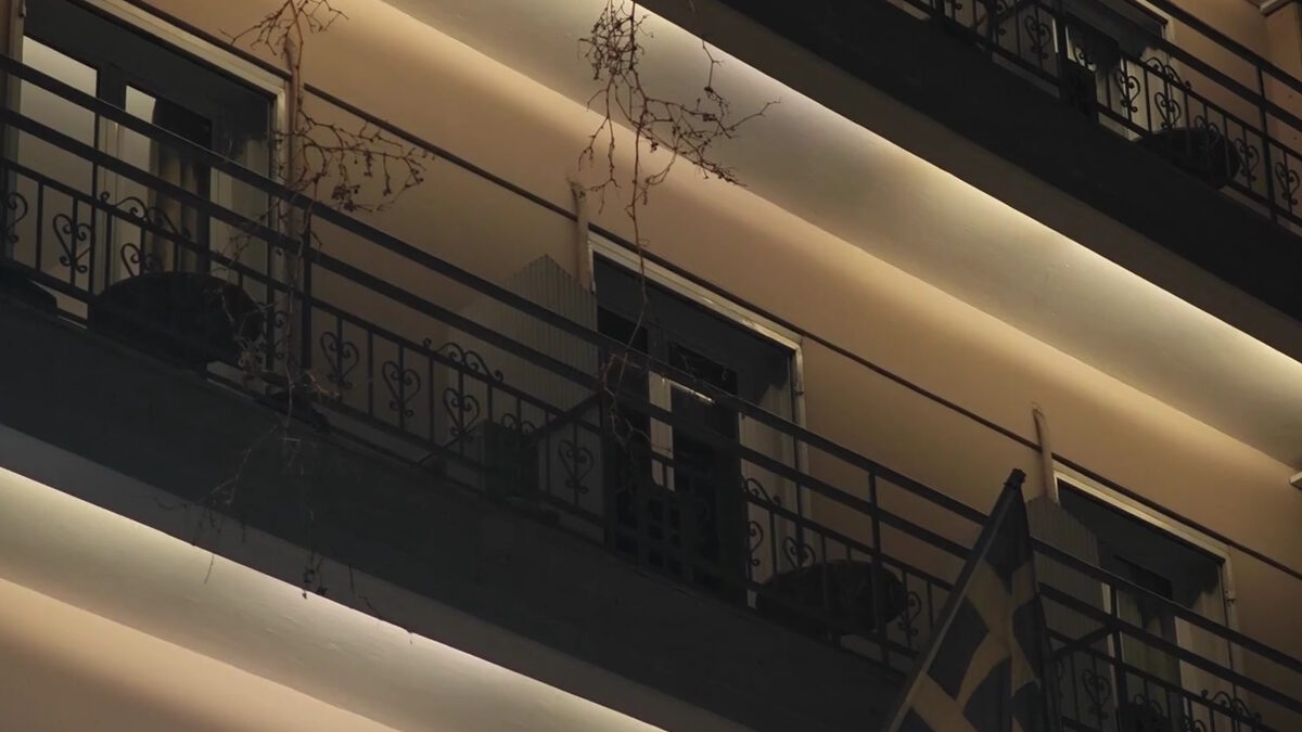 Ομόνοια: Στην Ελλάδα οι γονείς του 15χρονου Γάλλου που έχασε τη ζωή του μετά από πτώση από μπαλκόνι