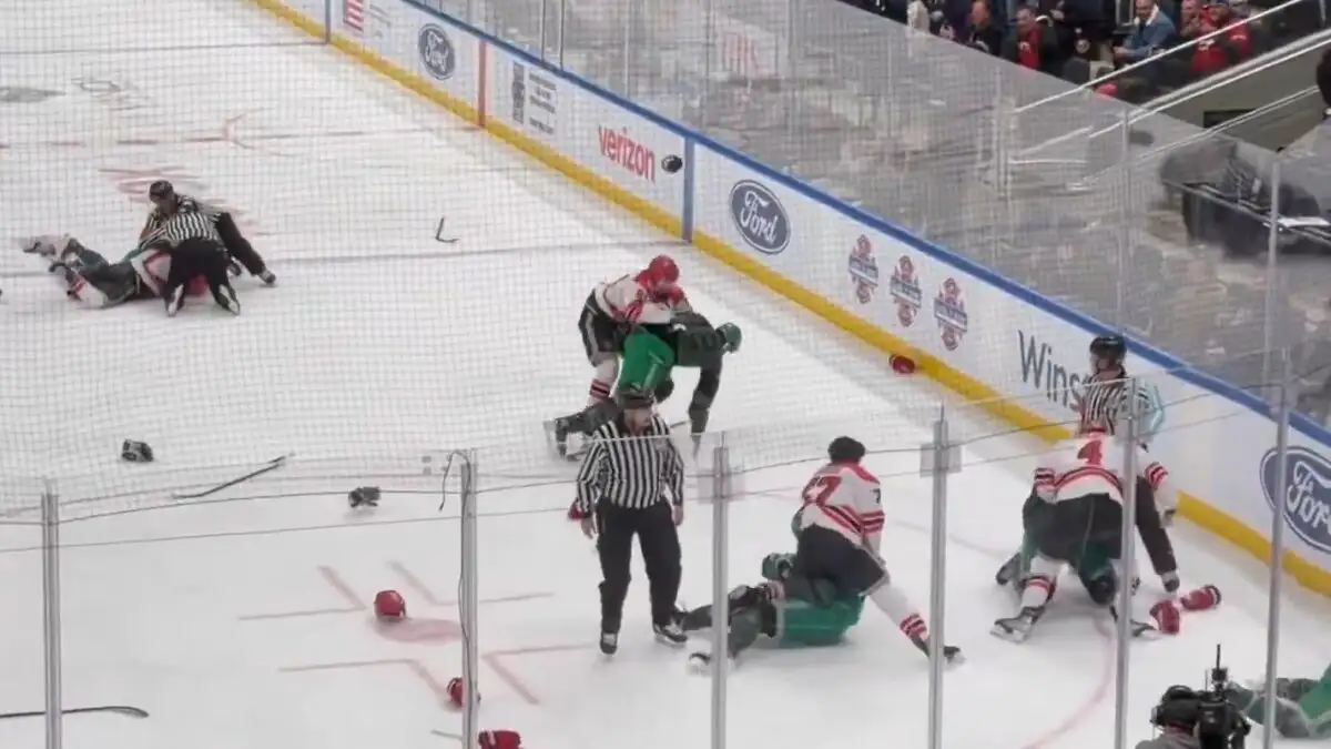 Νέα Υόρκη: Πλακώθηκαν αστυνομικοί και πυροσβέστες σε φιλανθρωπικό αγώνα χόκεϊ επί πάγου