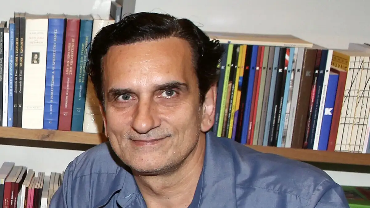 Ο Νίκος Ψαρράς αποκαλύπτει αμήχανη στιγμή στο θέατρο: «Της έλεγα να προσέχει, θα ακουστούμε»