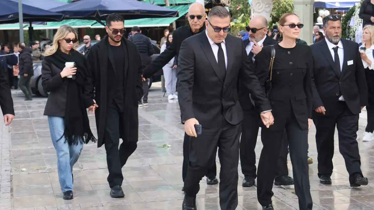 Κηδεία Μαρινέλλα: Παρόντες ο Αντώνης Ρέμος και ο Χρήστος Μάστορας με τις συντρόφους τους Κηδεία Μαρινέλλα: Παρόντες ο Αντώνης Ρέμος και ο Χρήστος Μάστορας με τις συντρόφους τους