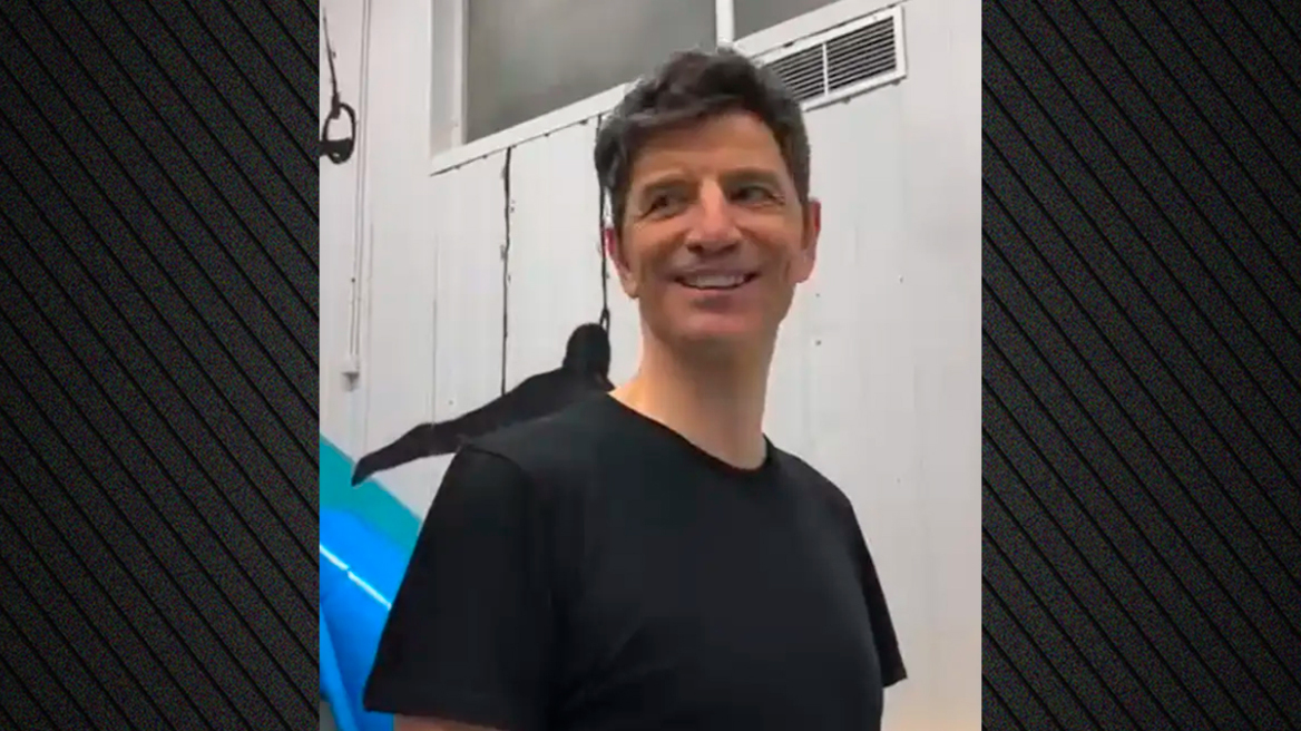 Σάκης Ρουβάς ξαναπαίρνει φόρμα: Ενόργανη γυμναστική μετά από 20 χρόνια – Δείτε βίντεο