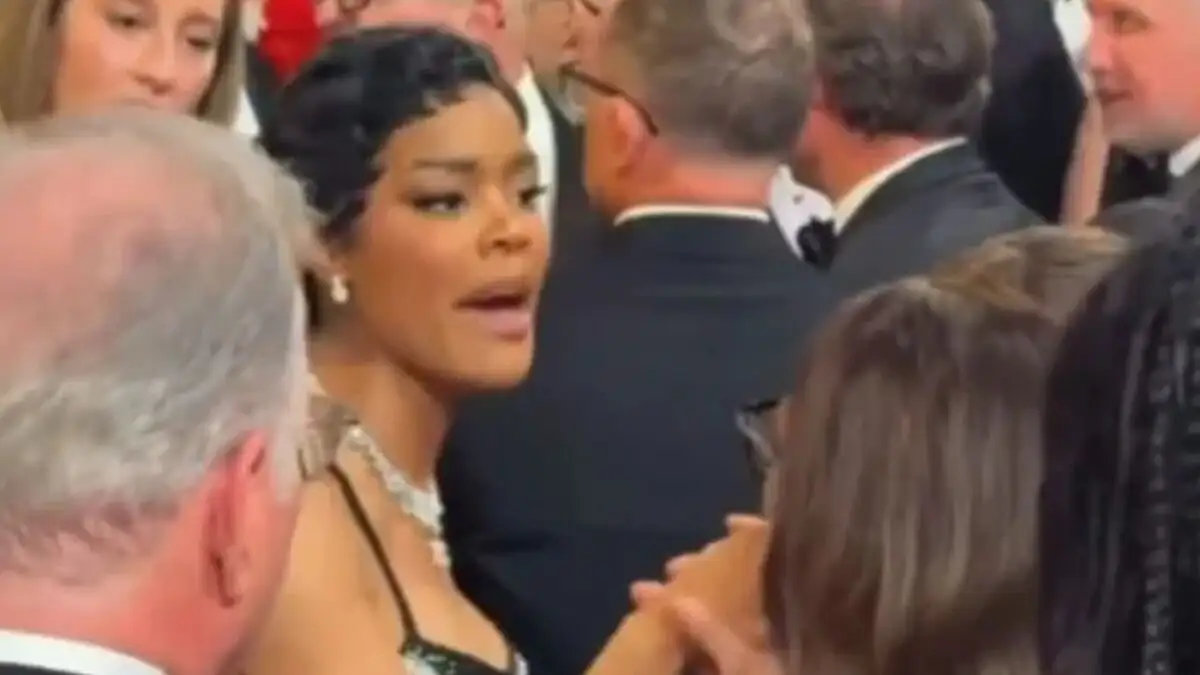 Όσκαρ 2026: Έξαλλη η Τεγιάνα Τέιλορ – «Είσαι άντρας που ακουμπάει το χέρι του σε γυναίκα;»