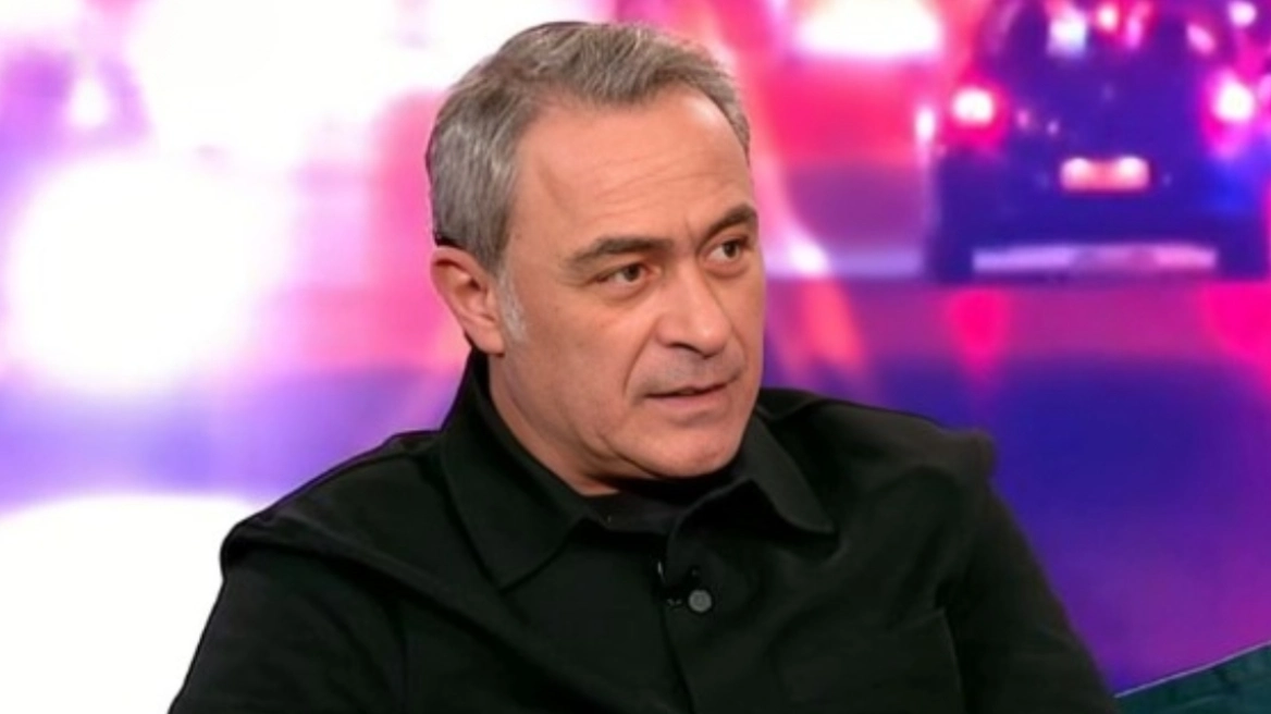 Ο Θανάσης Κουρλαμπάς συγκινεί: «Ζορίστηκα πολύ ως παιδί, έχασα νωρίς τον πατέρα μου»