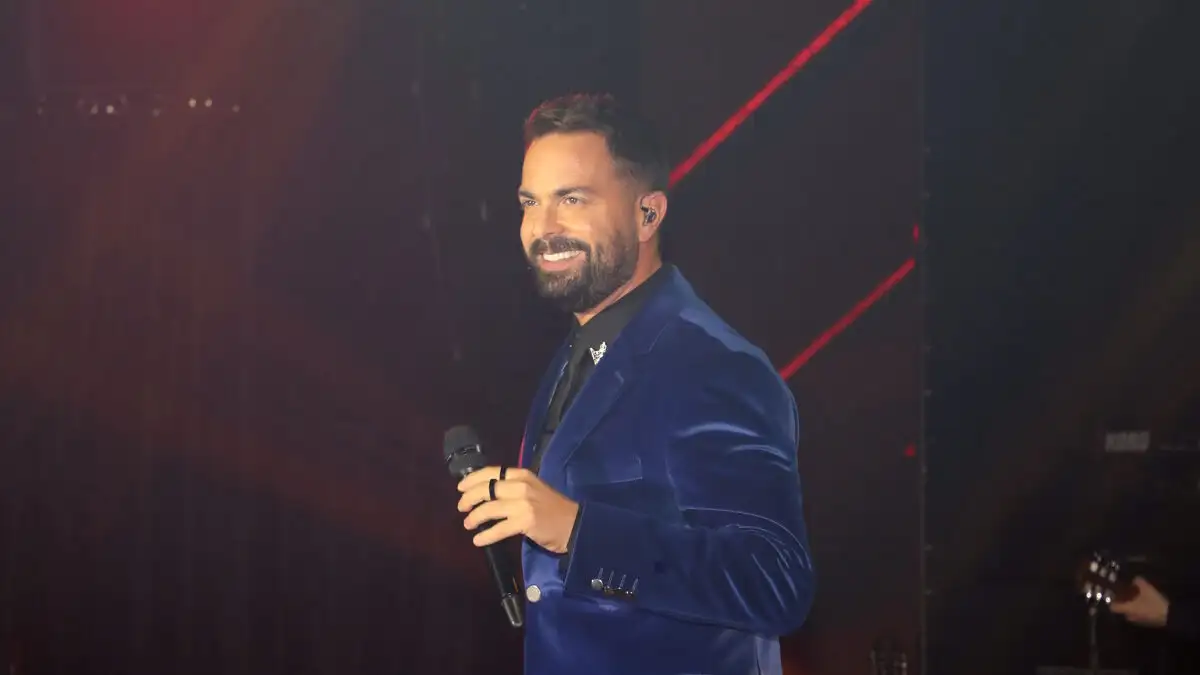 Επίθεση στον Ηλίας Βρεττός σε εμφάνισή του στην Κύπρος – «Είμαι καλά», καθησυχάζει