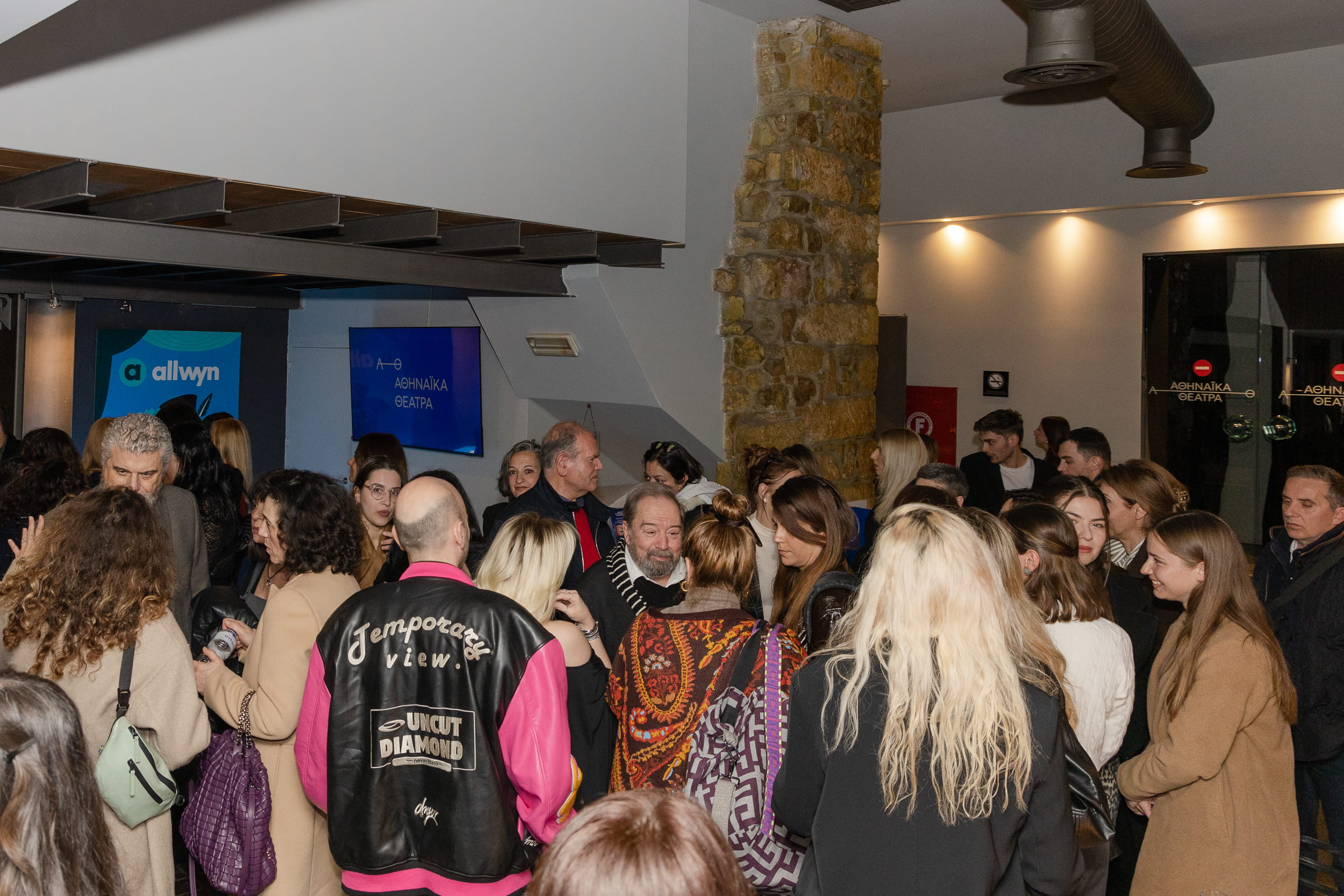 Ηθοποιοί και καλεσμένοι της παράστασης «Ένα κάποιο κενό» μοιράζονται άγνωστες στιγμές από την καριέρα τους - Μια βραδιά γεμάτη ιστορίες στο θέατρο «Εμπορικόν»