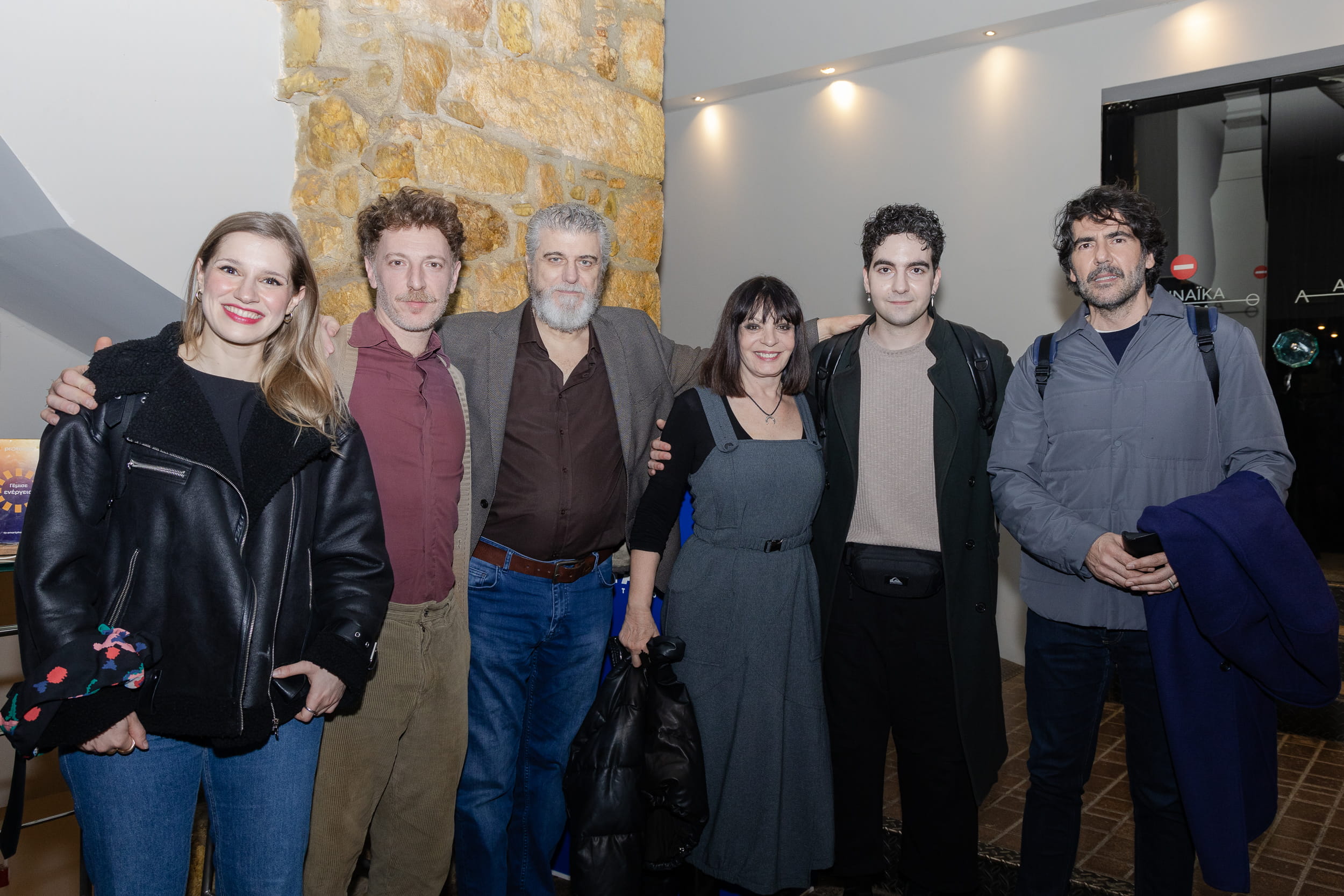 Ηθοποιοί και καλεσμένοι της παράστασης «Ένα κάποιο κενό» μοιράζονται άγνωστες στιγμές από την καριέρα τους - Μια βραδιά γεμάτη ιστορίες στο θέατρο «Εμπορικόν»