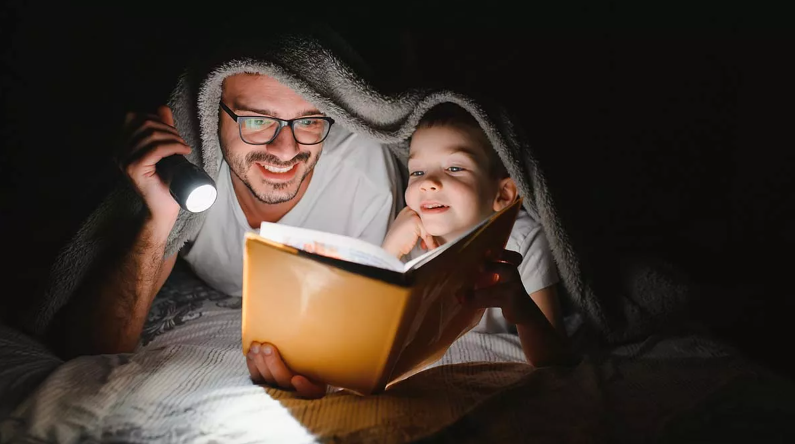 Άλμπερτ Αϊνστάιν: Η απλή συμβουλή του για πιο «έξυπνα» παιδιά – Δεν σχετίζεται με την πολύωρη μελέτη