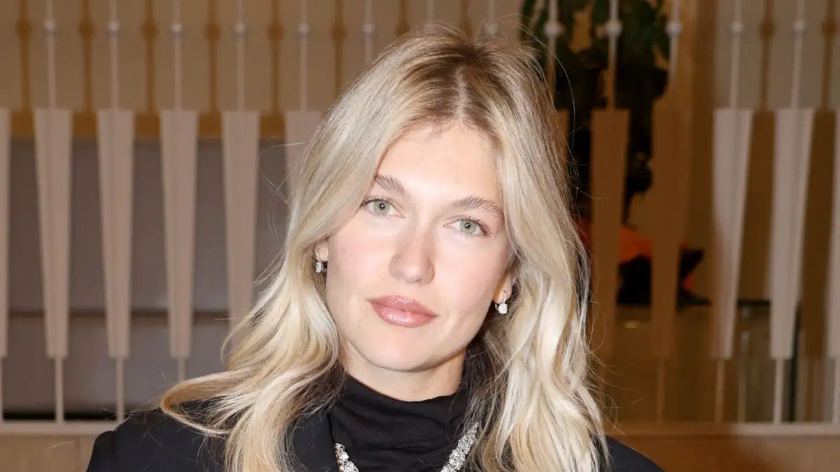 Κλέλια Ανδριολάτου: Πάσχα στην Κέρκυρα με τον Μπάμπη Τσαούσογλου – Εικόνες από την περιφορά του Επιταφίου