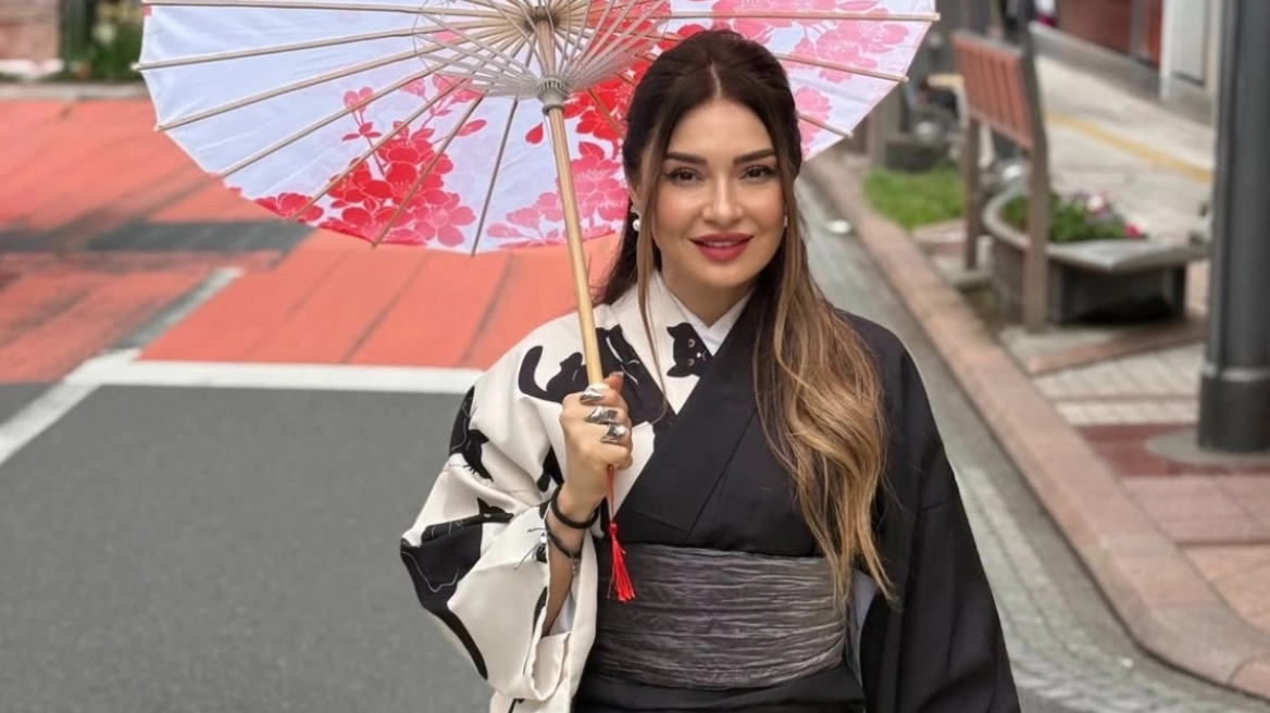 Στην Ιαπωνία η Αποστολία Ζώη: Εντυπωσιακές πόζες με παραδοσιακό κιμονό