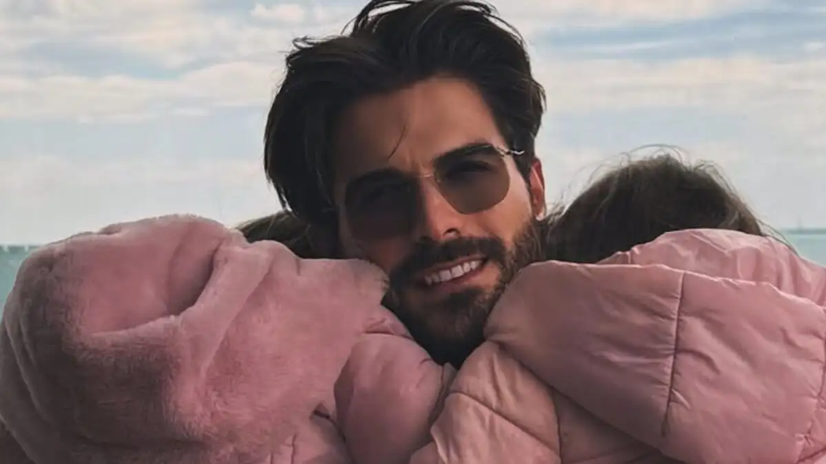 Ο Άρης Μουγκοπέτρος δημοσίευσε νέες φωτογραφίες με τις δίδυμες κόρες του