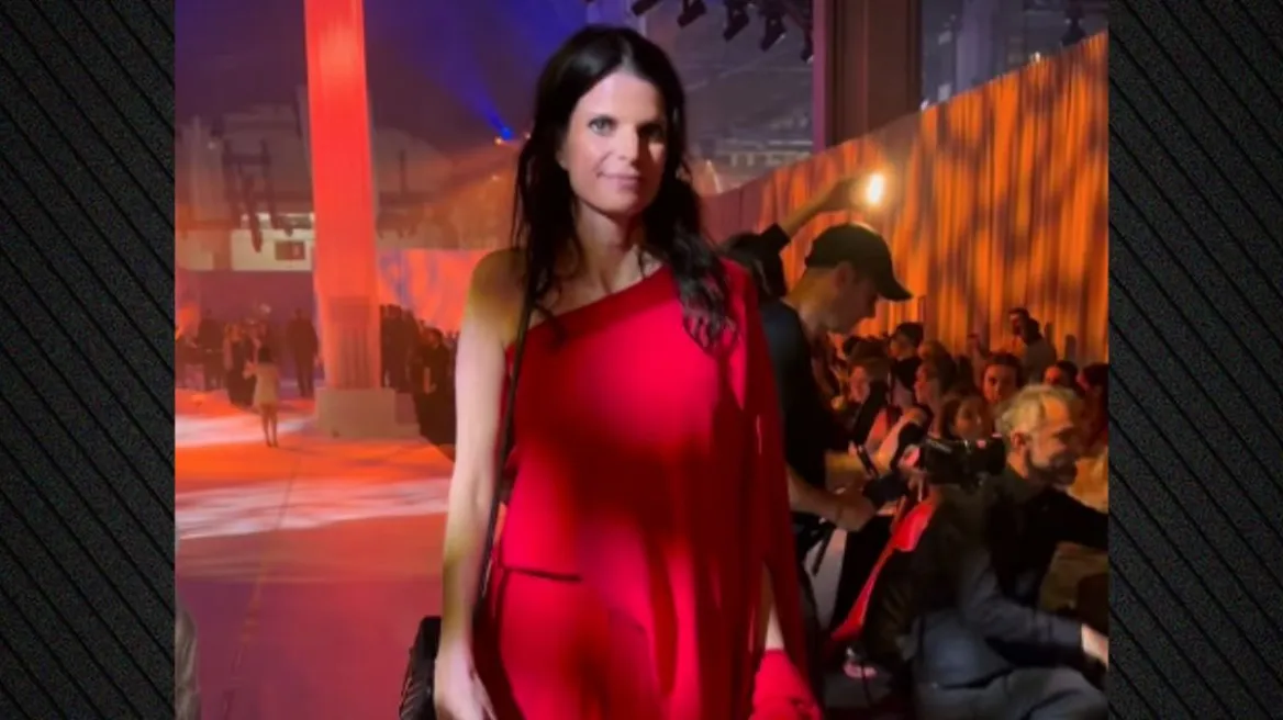 Η Αθηνά Ωνάση εντυπωσιάζει με κόκκινη ολόσωμη φόρμα σε επίδειξη μόδας στη Βαρκελώνη