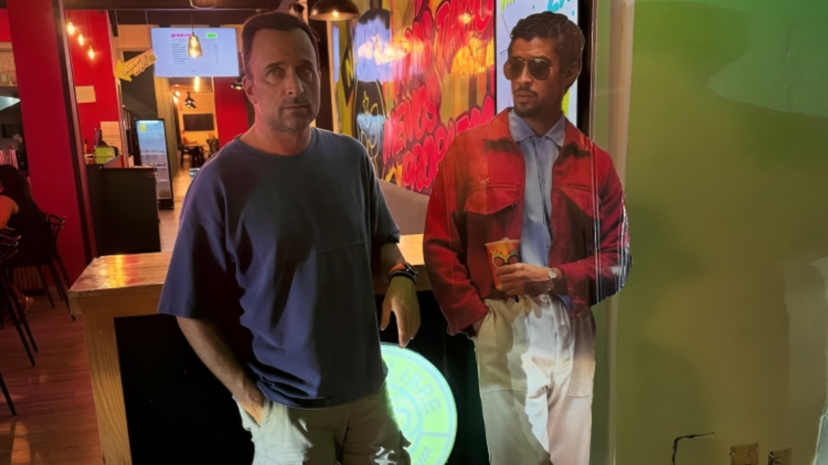 Γιώργος Λιανός ποζάρει δίπλα σε ομοίωμα του Bad Bunny: «Με ζαλίζει με τα δικά του»