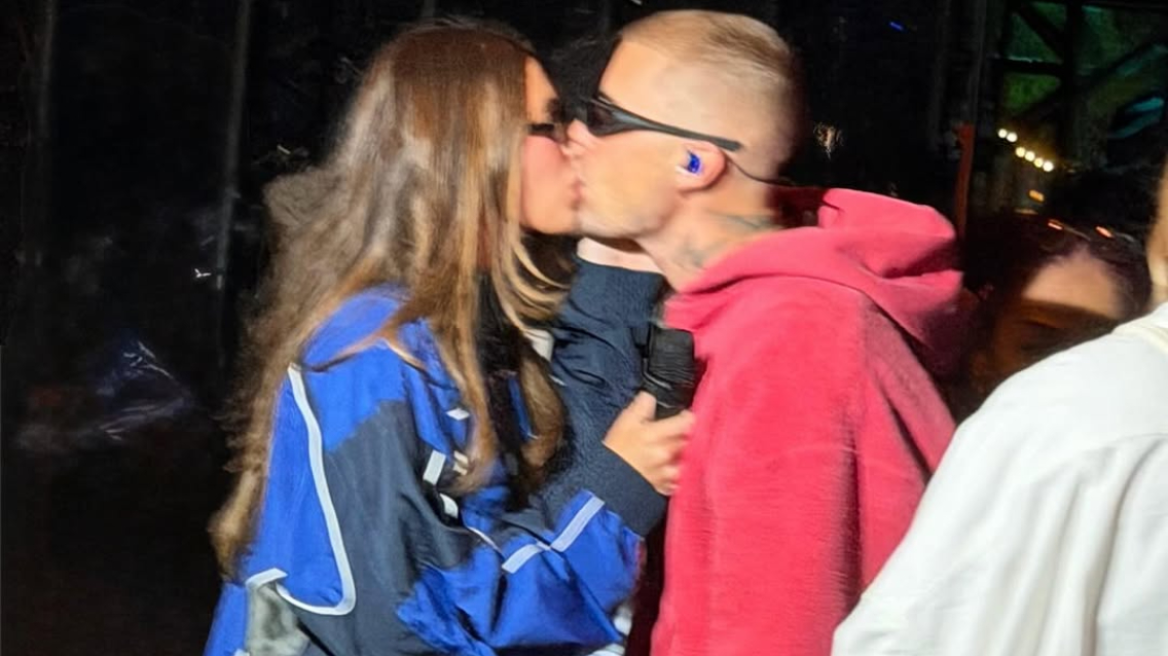 Τζάστιν Μπίμπερ: Το παθιασμένο φιλί με τη Χέιλι που έκλεψε τα βλέμματα στο Coachella Τζάστιν Μπίμπερ: Το παθιασμένο φιλί με τη Χέιλι που έκλεψε τα βλέμματα στο Coachella