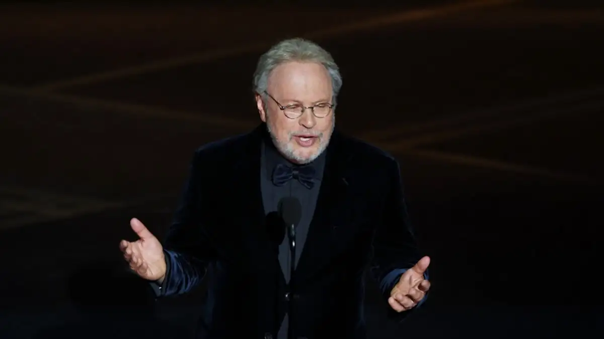 Μπίλι Κρίσταλ: Συγκινητική επιστροφή στο Μπρόντγουεϊ με μονόλογο για το σπίτι που έχασε στις φωτιές